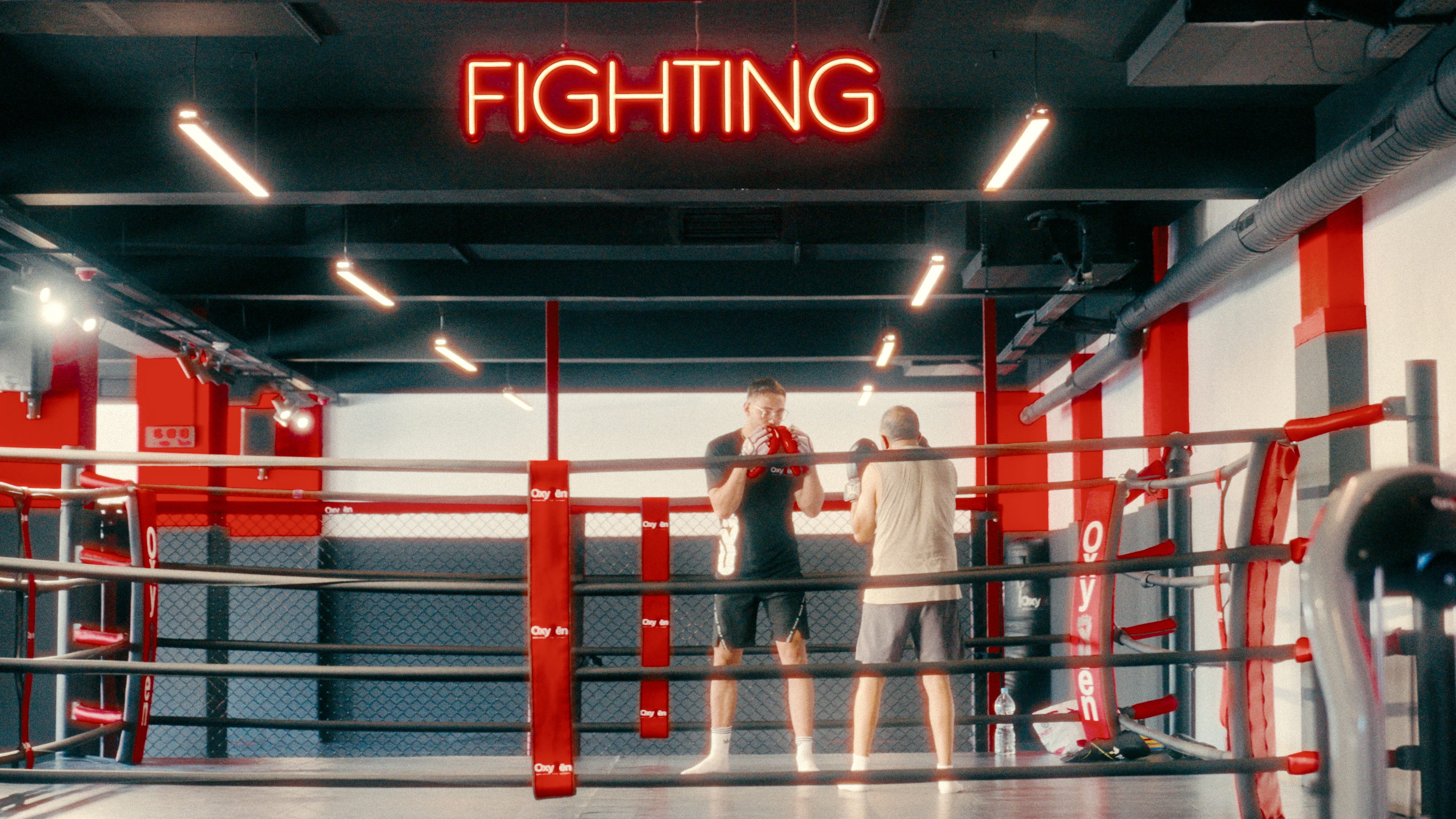 Oxygen Mega Club — espace fight cage